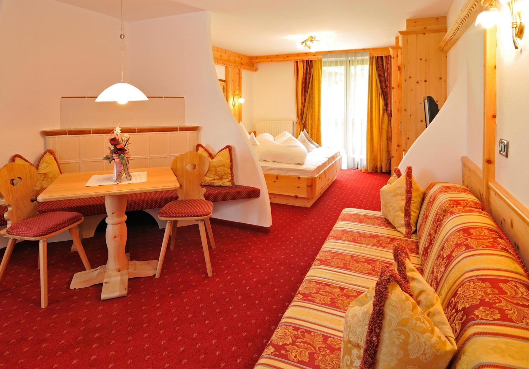 Garni Hotel Iris Selva di Val Gardena Exterior foto